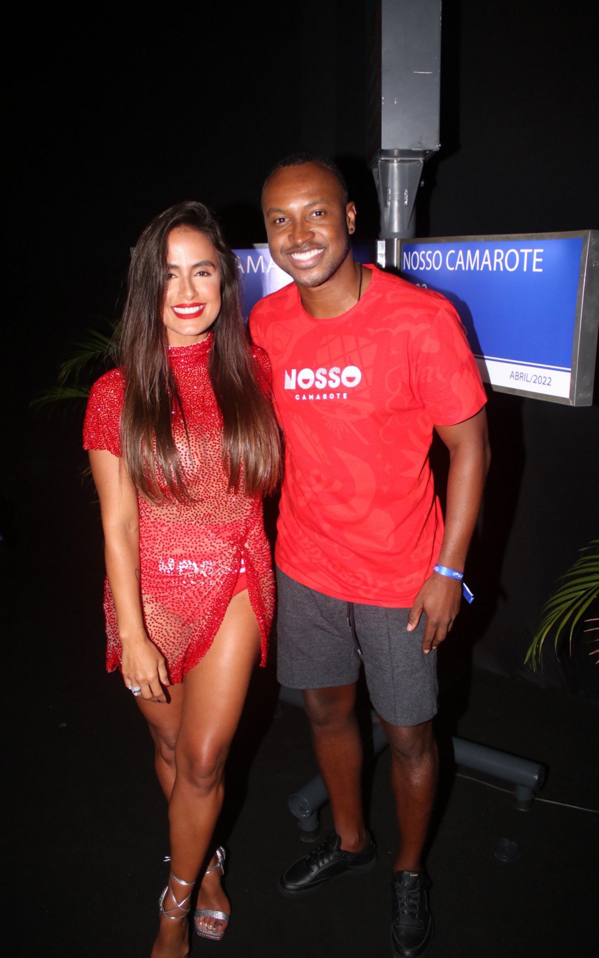 Carol Peixinho e Thiaguinho curtem desfile das escolas de samba em camarote na Sapuca&iacute;