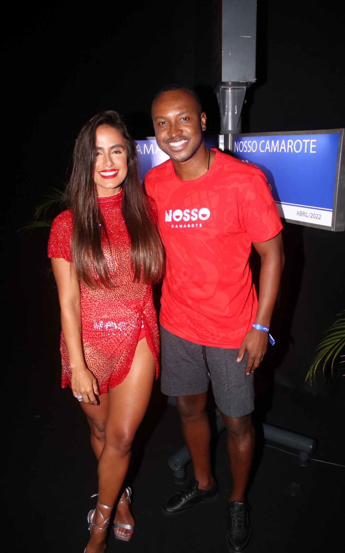 Carol Peixinho e Thiaguinho curtem desfile das escolas de samba em camarote na Sapuca&iacute;