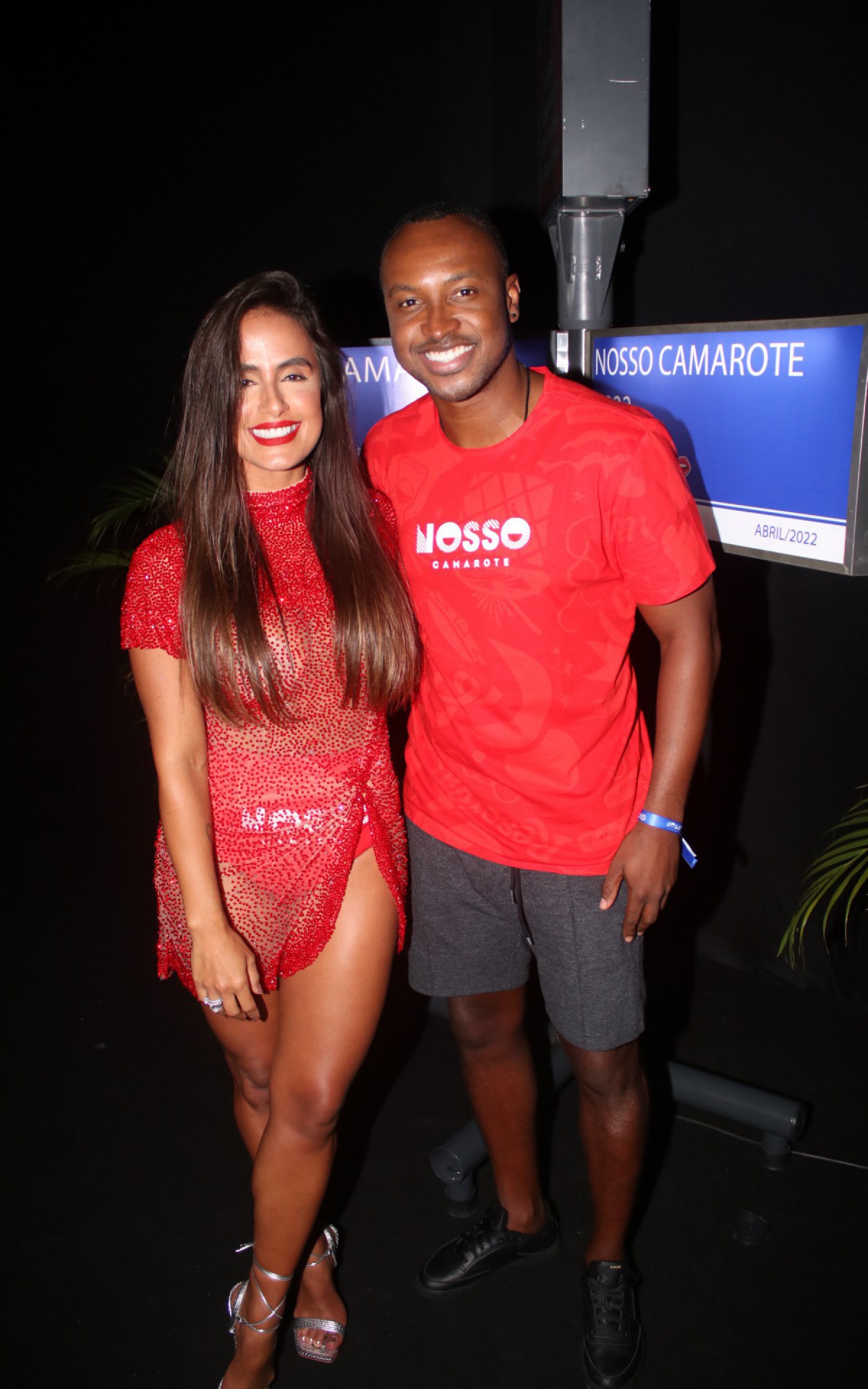 Carol Peixinho e Thiaguinho curtem desfile das escolas de samba em camarote na Sapuca&iacute;