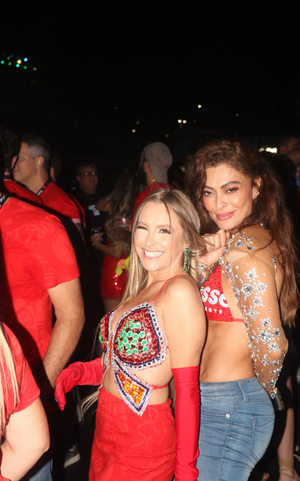 Carla Diaz e Juliana Paes se reencontram em camarote na Sapuca&iacute;