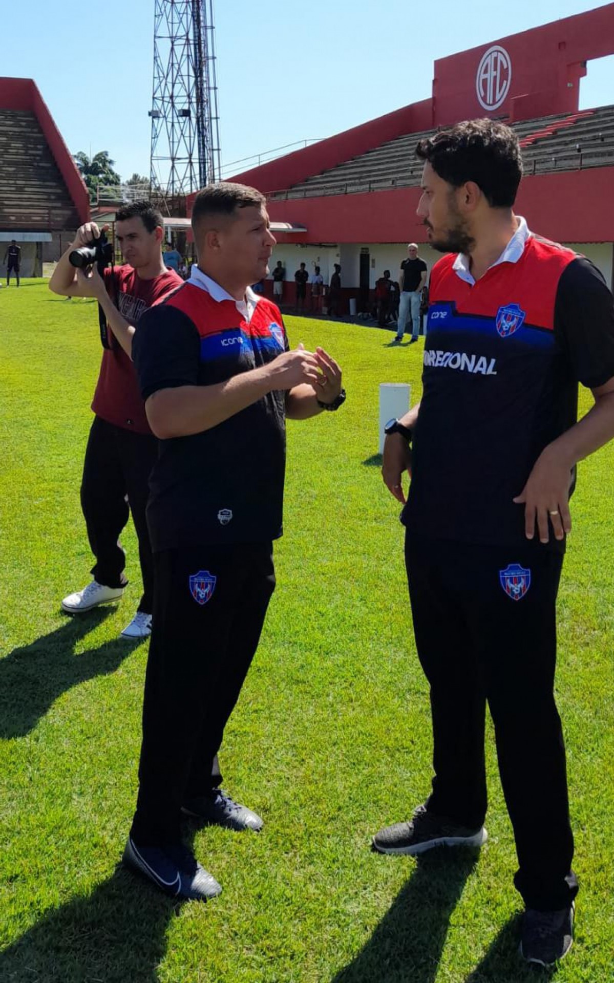 O auxiliar t&eacute;cnico do Belford Roxo, M&aacute;rson Almeida, e o t&eacute;cnico Diego Brand&atilde;o no Giulite Coutinho