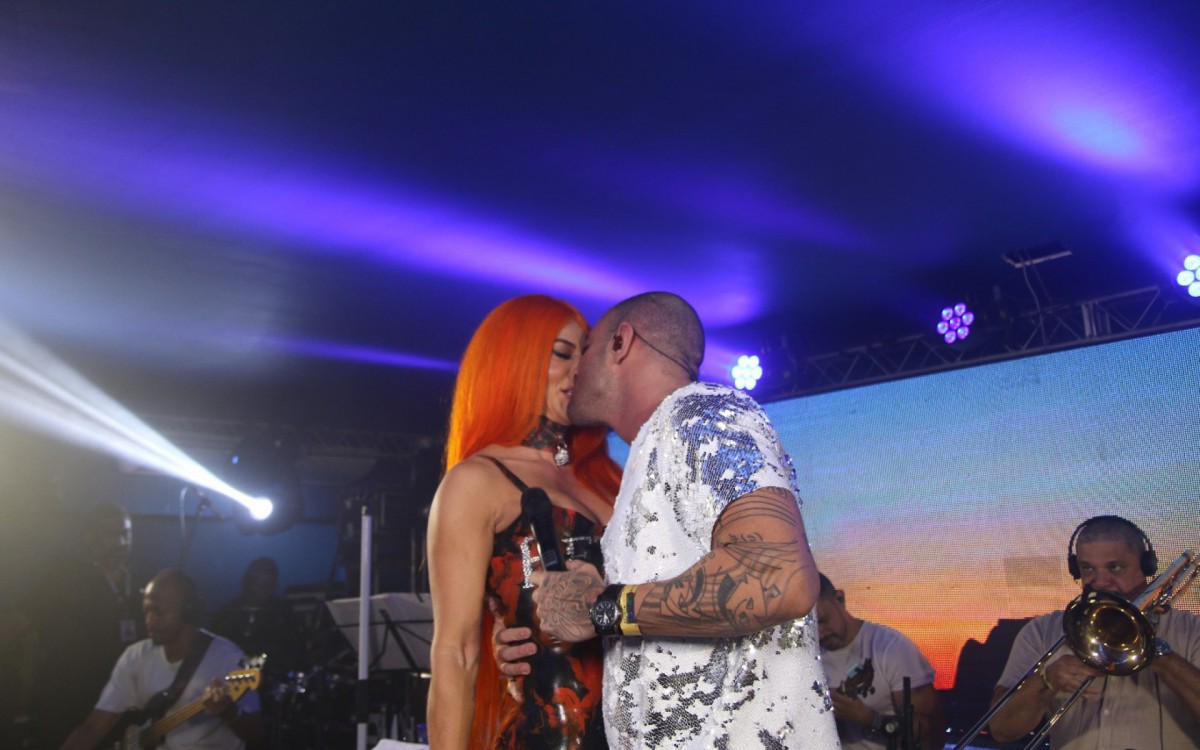 Paolla Oliveira e Diogo Nogueira em clima de romance em camarote na Sapuca&iacute;