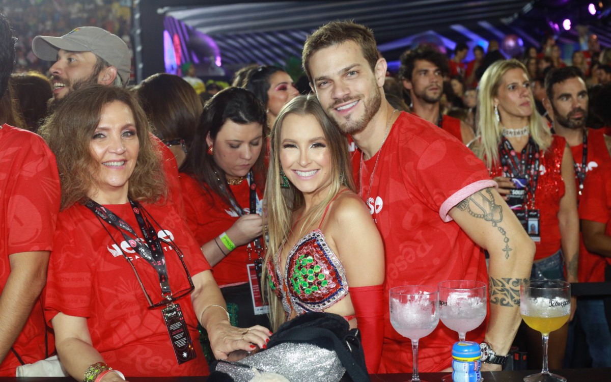Carla Diaz e Felipe Becari beijam muito em camarote
