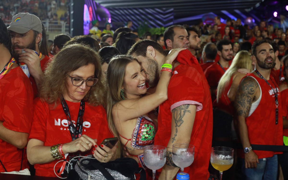 Carla Diaz Curte Camarote Coladinha Com O Namorado Felipe Becari O Dia Na Folia O Dia