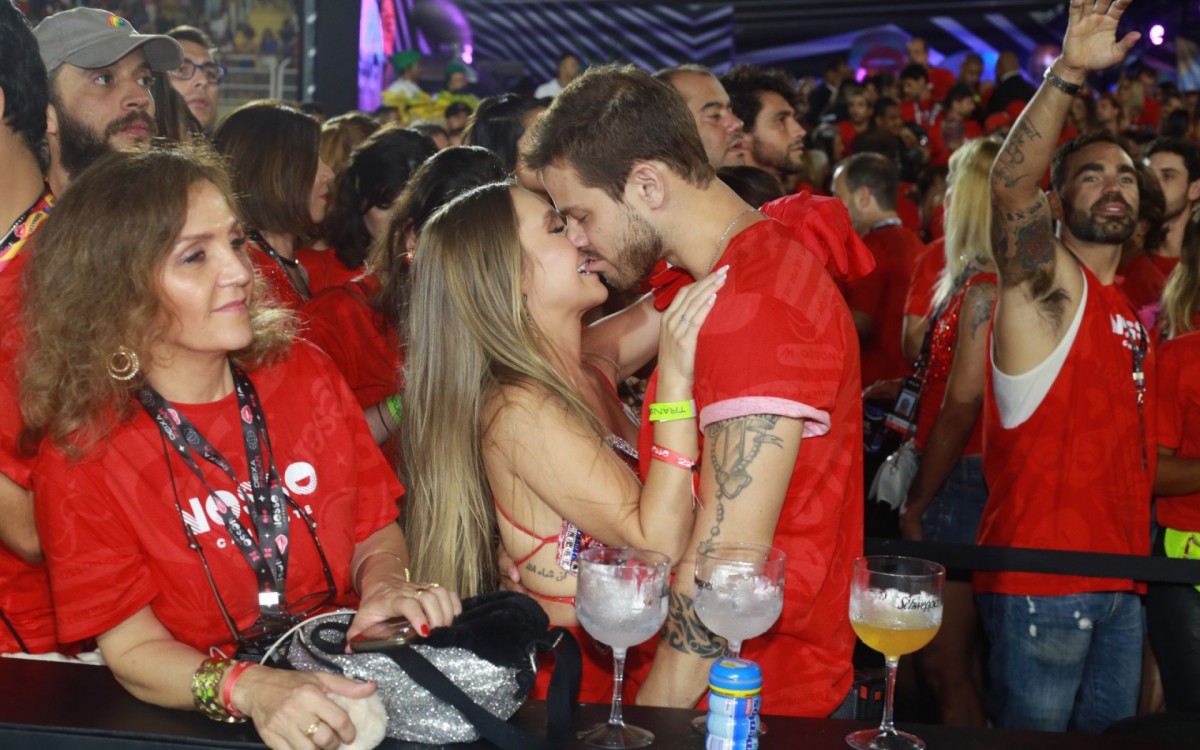 Carla Diaz e Felipe Becari beijam muito em camarote