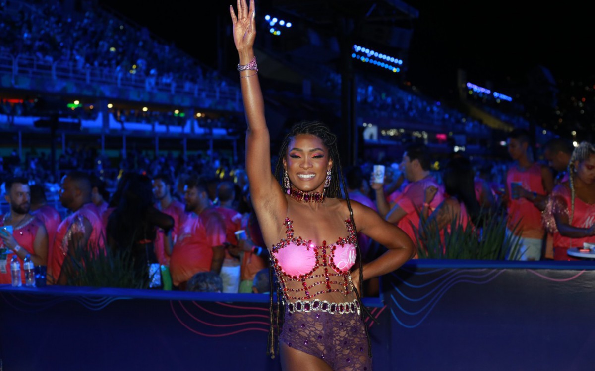 Erika Januza curte segundo dia de desfiles das escolas de samba do Grupo Especial