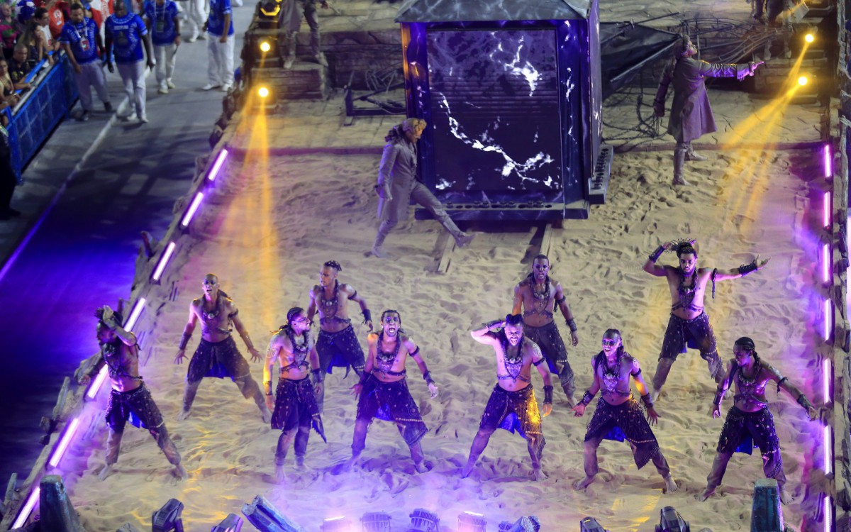 Beija-Flor fechou primeiro dia de desfiles