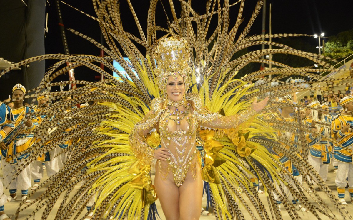 Thay Magalh&atilde;es &eacute; a rainha de bateria da Para&iacute;so do Tuiuti