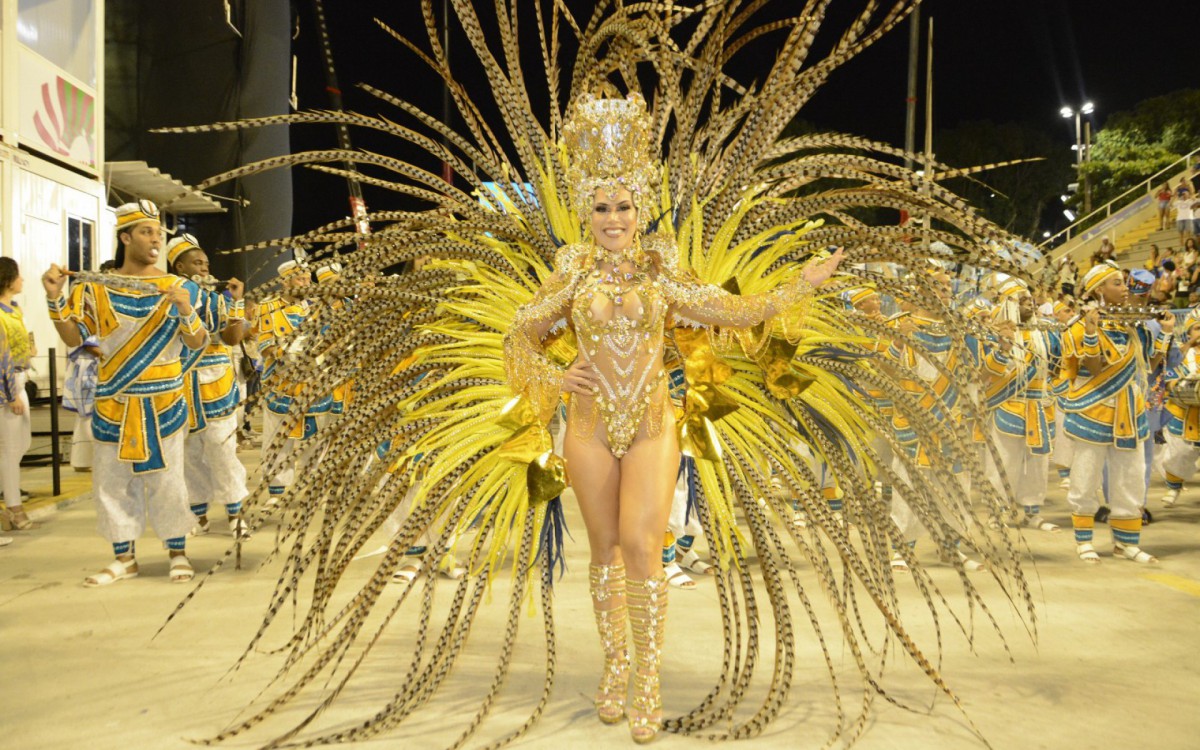 Thay Magalh&atilde;es &eacute; a rainha de bateria da Para&iacute;so do Tuiuti