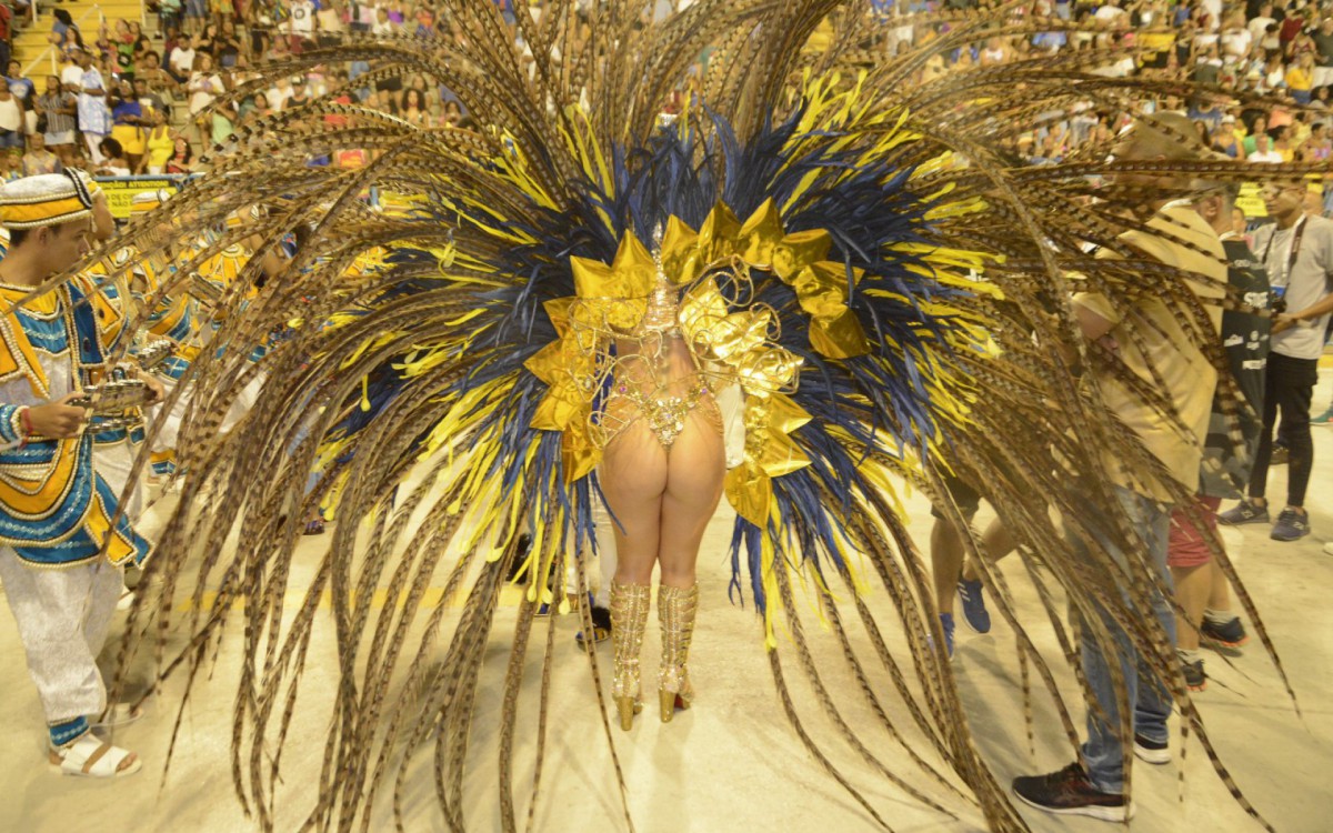 Thay Magalh&atilde;es &eacute; a rainha de bateria da Para&iacute;so do Tuiuti