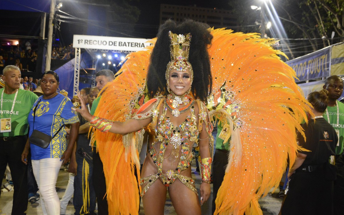 Mayara Lima, rainha de bateria da Para&iacute;so do Tuiuti, tem problema com a fantasia e precisa sambar com a m&atilde;o na genit&aacute;lia para n&atilde;o mostrar demais