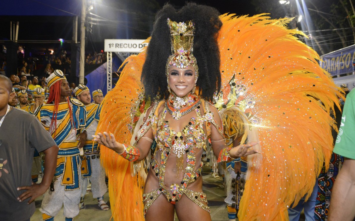 Mayara Lima, rainha de bateria da Para&iacute;so do Tuiuti, tem problema com a fantasia e precisa sambar com a m&atilde;o na genit&aacute;lia para n&atilde;o mostrar demais