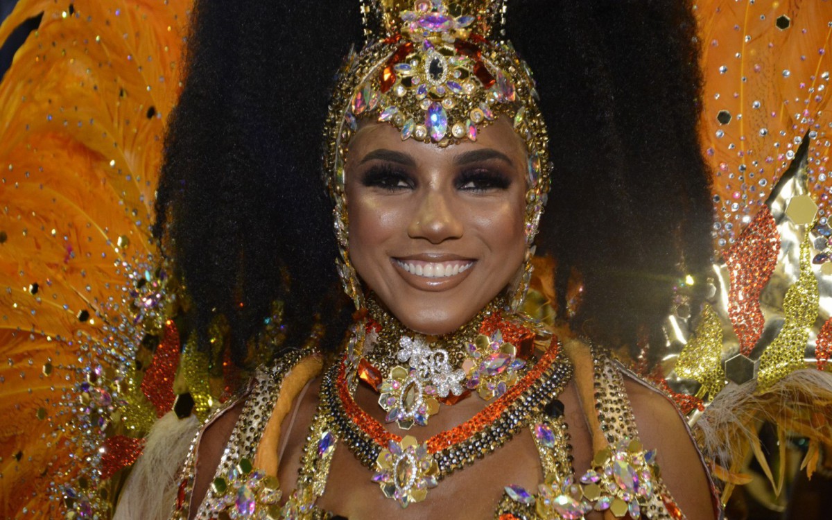 Mayara Lima, rainha de bateria da Para&iacute;so do Tuiuti, tem problema com a fantasia e precisa sambar com a m&atilde;o na genit&aacute;lia para n&atilde;o mostrar demais