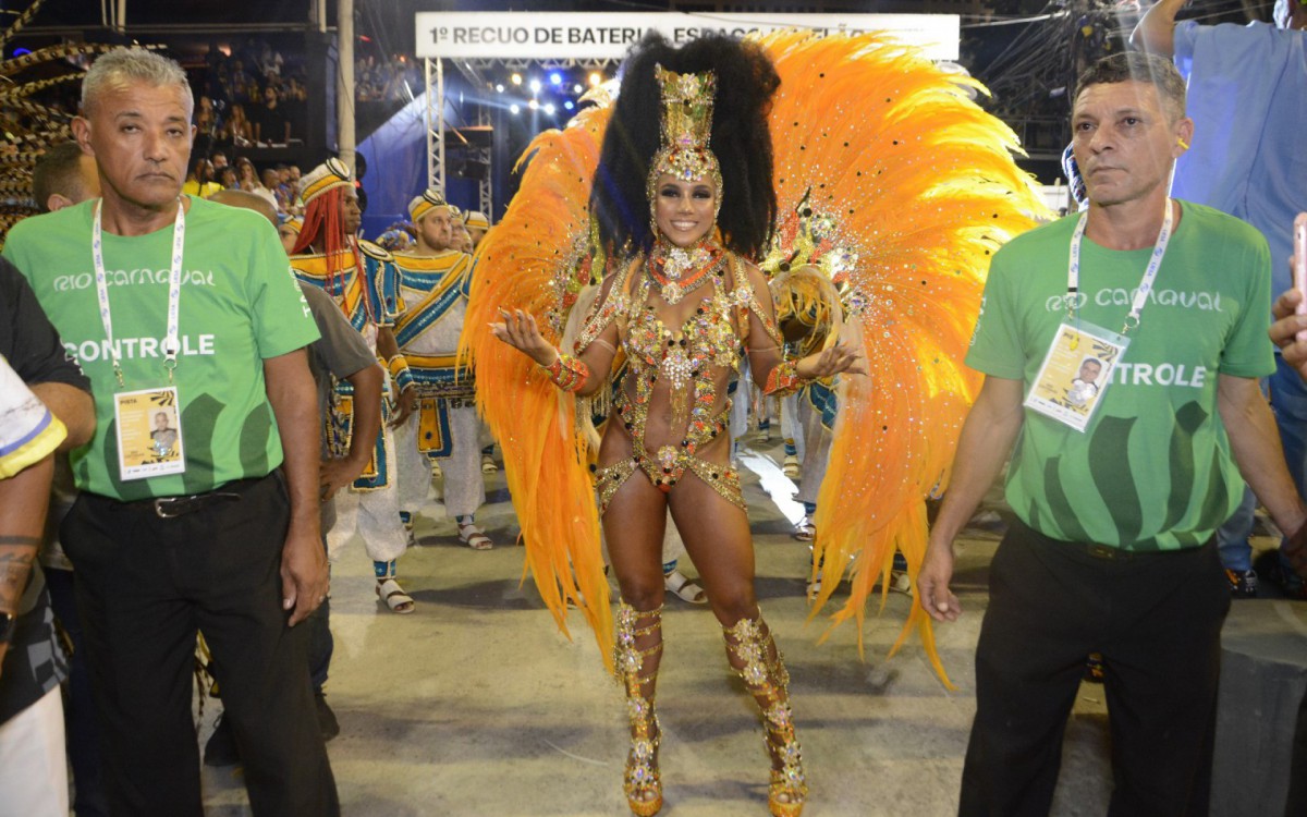 Mayara Lima, rainha de bateria da Para&iacute;so do Tuiuti, tem problema com a fantasia e precisa sambar com a m&atilde;o na genit&aacute;lia para n&atilde;o mostrar demais