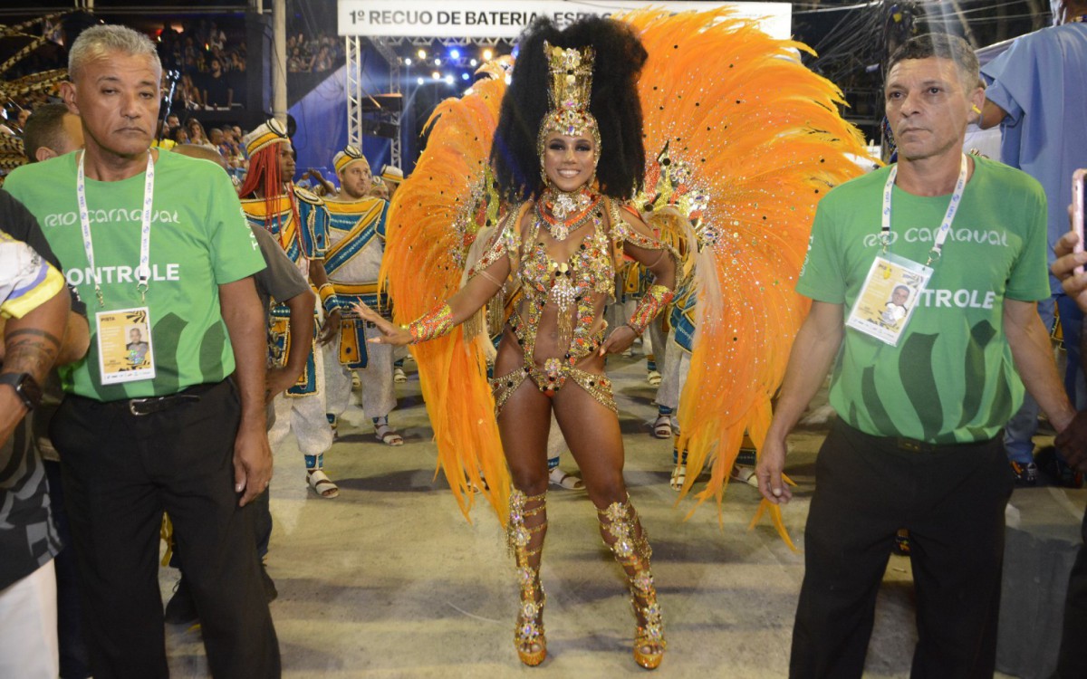 Mayara Lima, rainha de bateria da Para&iacute;so do Tuiuti, tem problema com a fantasia e precisa sambar com a m&atilde;o na genit&aacute;lia para n&atilde;o mostrar demais