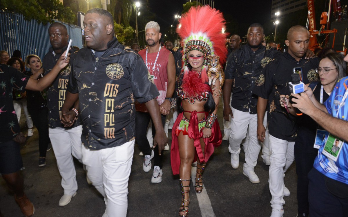 Guilherme Milit&atilde;o e Viviane Ara&uacute;jo chegam &agrave; concentra&ccedil;&atilde;o do Salgueiro, na Marqu&ecirc;s de Sapuca&iacute;, na noite desta sexta-feira