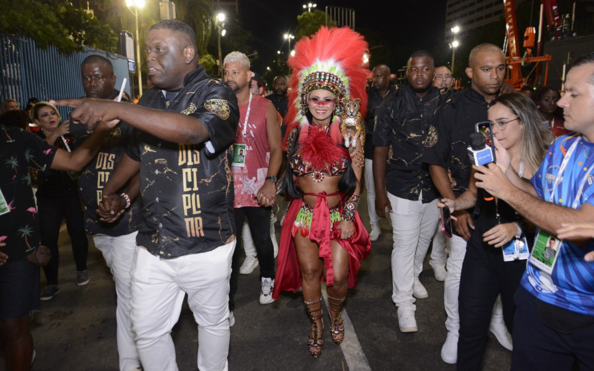 Guilherme Milit&atilde;o e Viviane Ara&uacute;jo chegam &agrave; concentra&ccedil;&atilde;o do Salgueiro, na Marqu&ecirc;s de Sapuca&iacute;, na noite desta sexta-feira