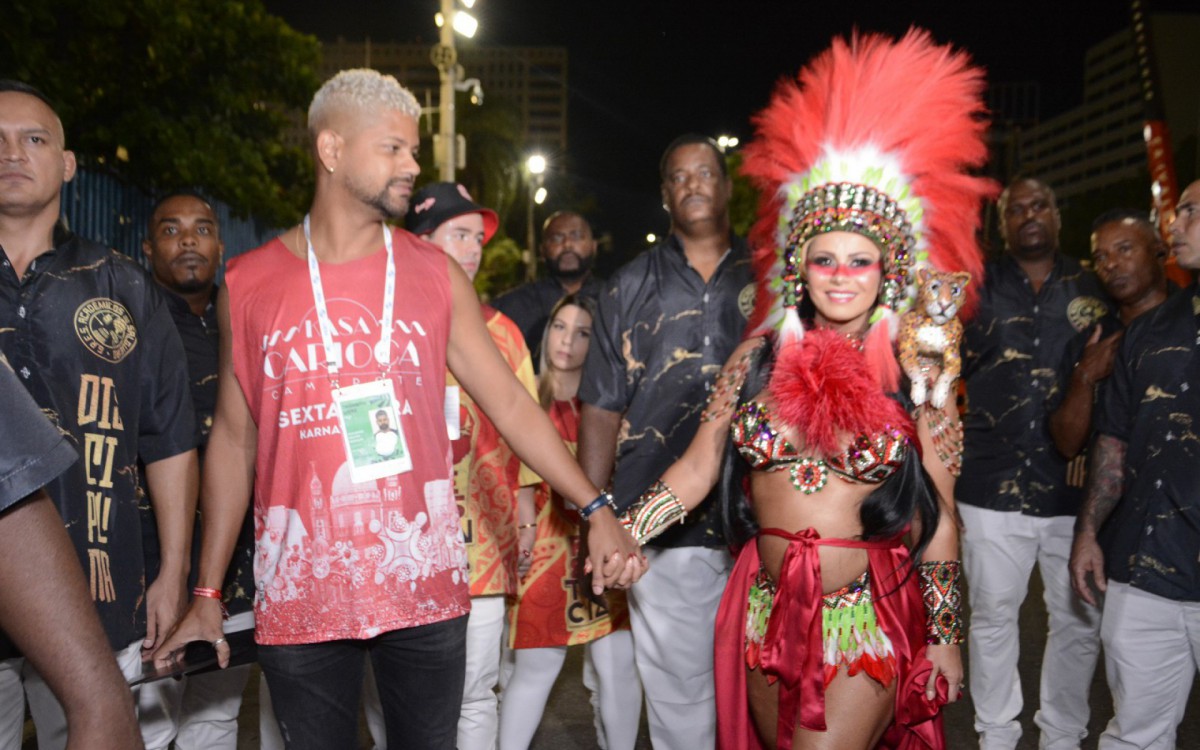 Guilherme Milit&atilde;o e Viviane Ara&uacute;jo chegam &agrave; concentra&ccedil;&atilde;o do Salgueiro, na Marqu&ecirc;s de Sapuca&iacute;, na noite desta sexta-feira