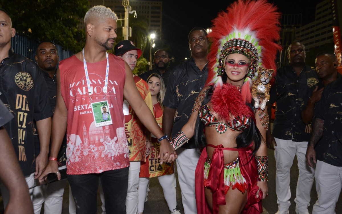 Guilherme Milit&atilde;o e Viviane Ara&uacute;jo chegam &agrave; concentra&ccedil;&atilde;o do Salgueiro, na Marqu&ecirc;s de Sapuca&iacute;, na noite desta sexta-feira