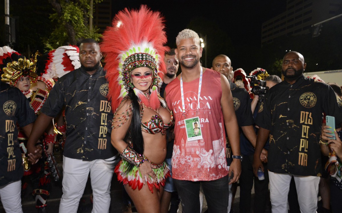 Viviane Ara&uacute;jo e Guilherme Milit&atilde;o na concentra&ccedil;&atilde;o do Salgueiro