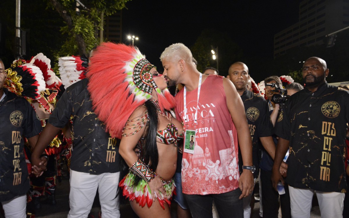 Viviane Ara&uacute;jo e Guilherme Milit&atilde;o na concentra&ccedil;&atilde;o do Salgueiro
