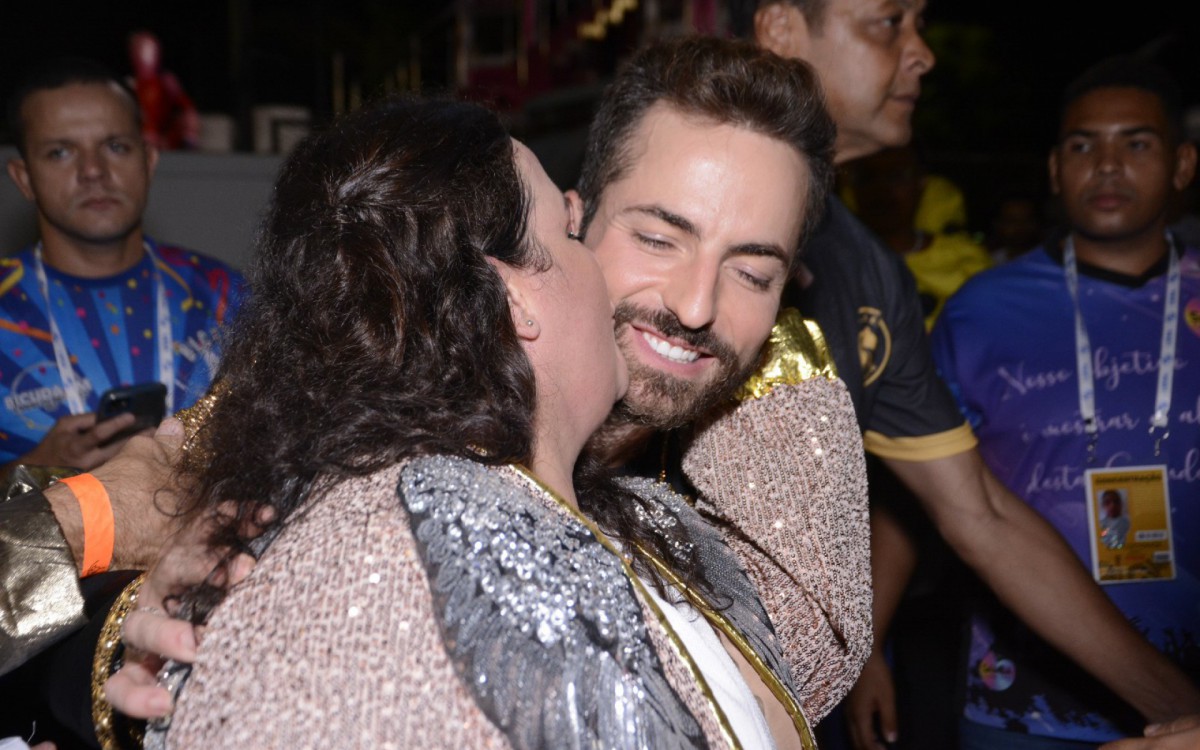 D&eacute;a L&uacute;cia, m&atilde;e de Paulo Gustavo, e Thales Bretas, vi&uacute;vo do humorista, se encontram na concentra&ccedil;&atilde;o da S&atilde;o Clemente