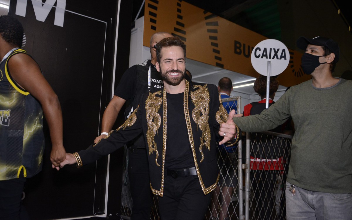 D&eacute;a L&uacute;cia, m&atilde;e de Paulo Gustavo, e Thales Bretas, vi&uacute;vo do humorista, se encontram na concentra&ccedil;&atilde;o da S&atilde;o Clemente