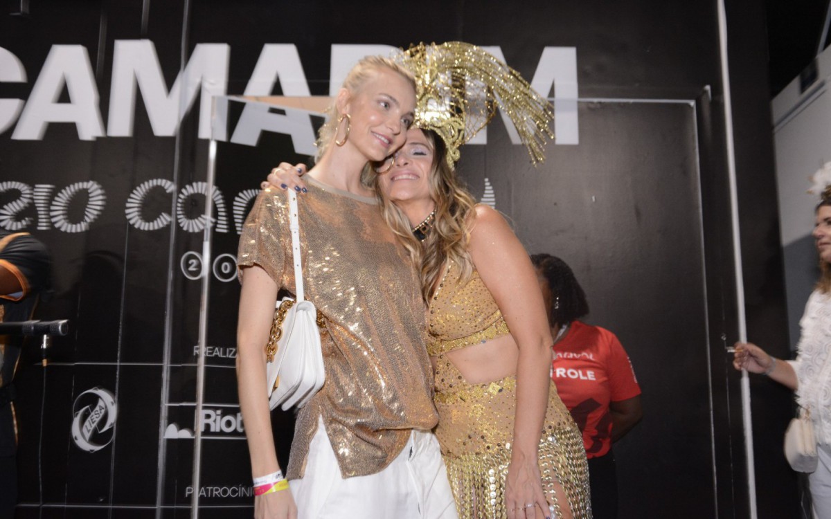 Carol Trentini e Ingrid Guimar&atilde;es chegam &agrave; concentra&ccedil;&atilde;o da S&atilde;o Clemente