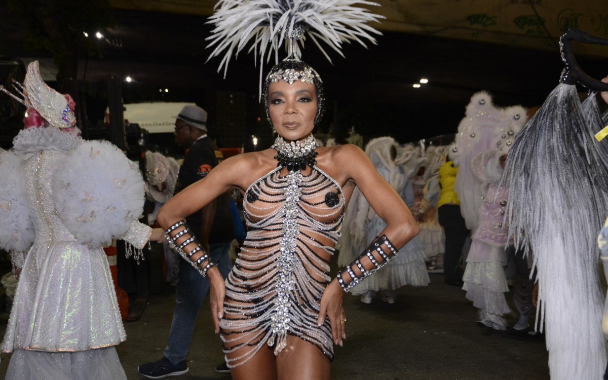 Em 2022, Thelma Assis desfilou como musa da S&atilde;o Clemente