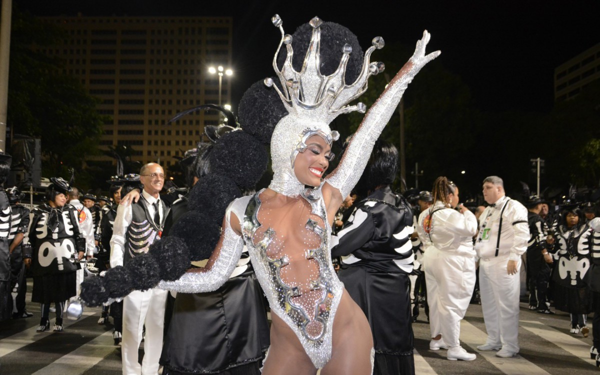 Erika Januza mostra sua fantasia na concentração da Viradouro - Ag. News