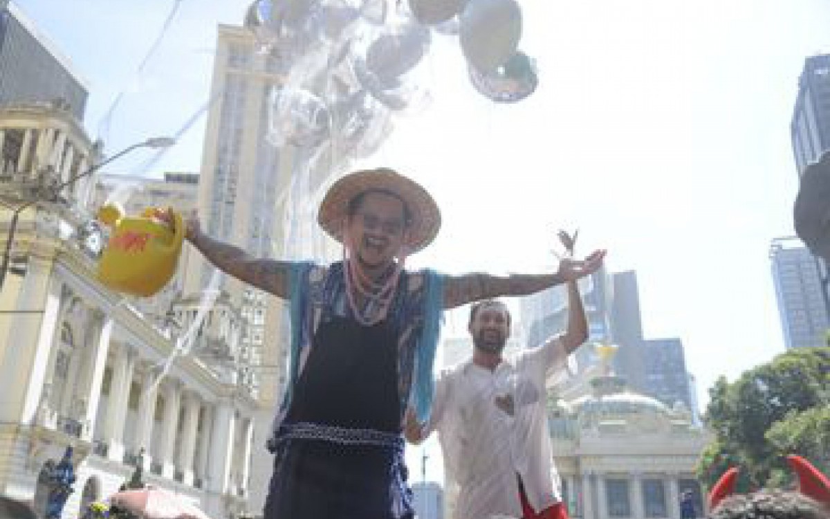 Bloco de carnaval desfila pela Cinel&acirc;ndia, no Centro do Rio de Janeiro