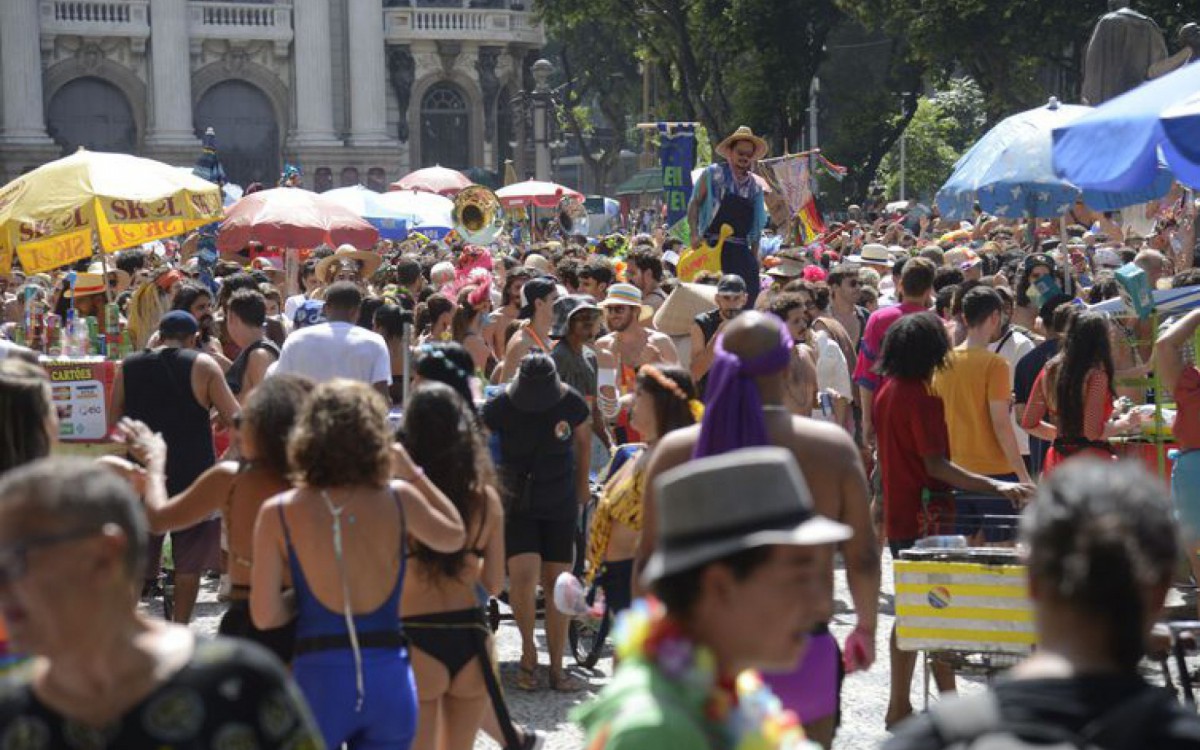 Bloco de carnaval desfila pela Cinel&acirc;ndia, no Centro do Rio de Janeiro