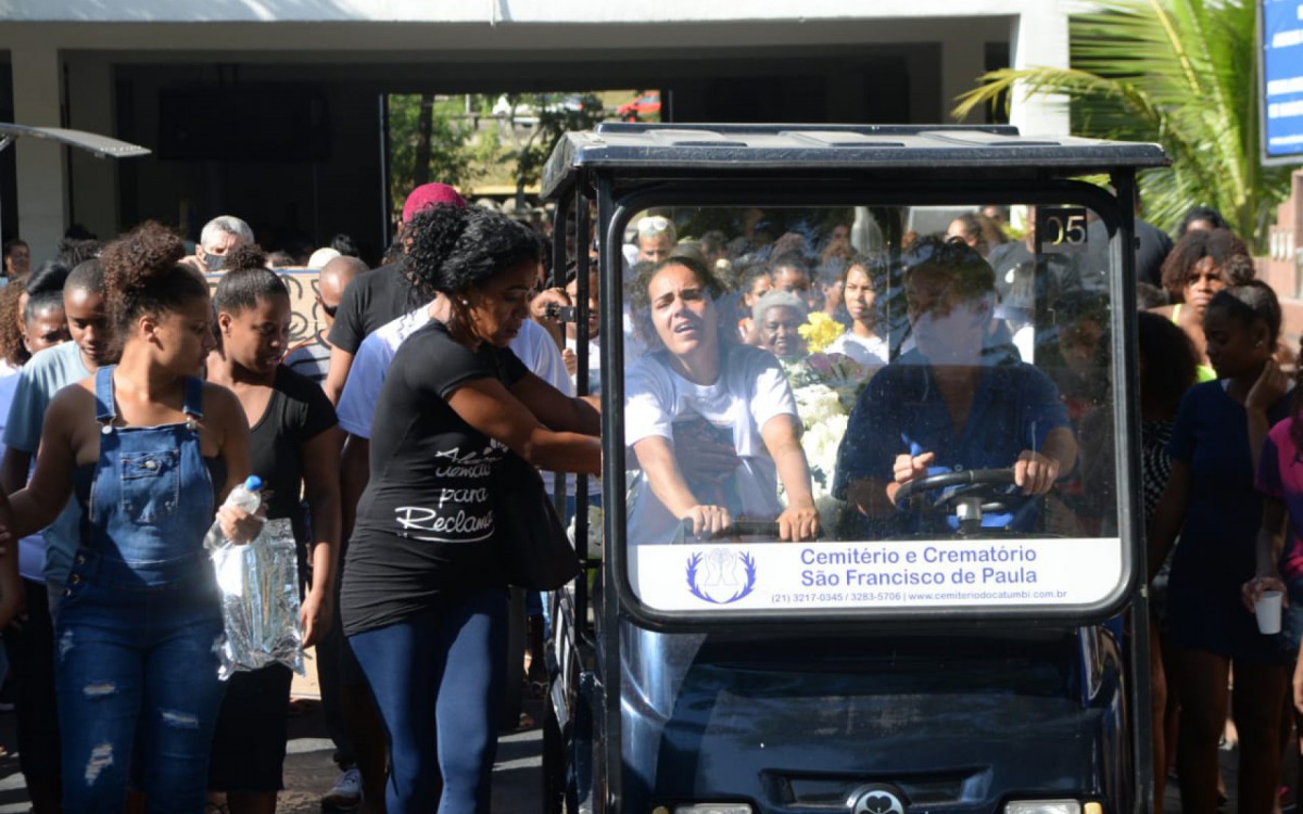Raquel Antunes da Silva, de 11 anos, foi enterrada neste sábado no no Cemitério de São Francisco de Paula, no Catumbi, na Zona Portuária do Rio