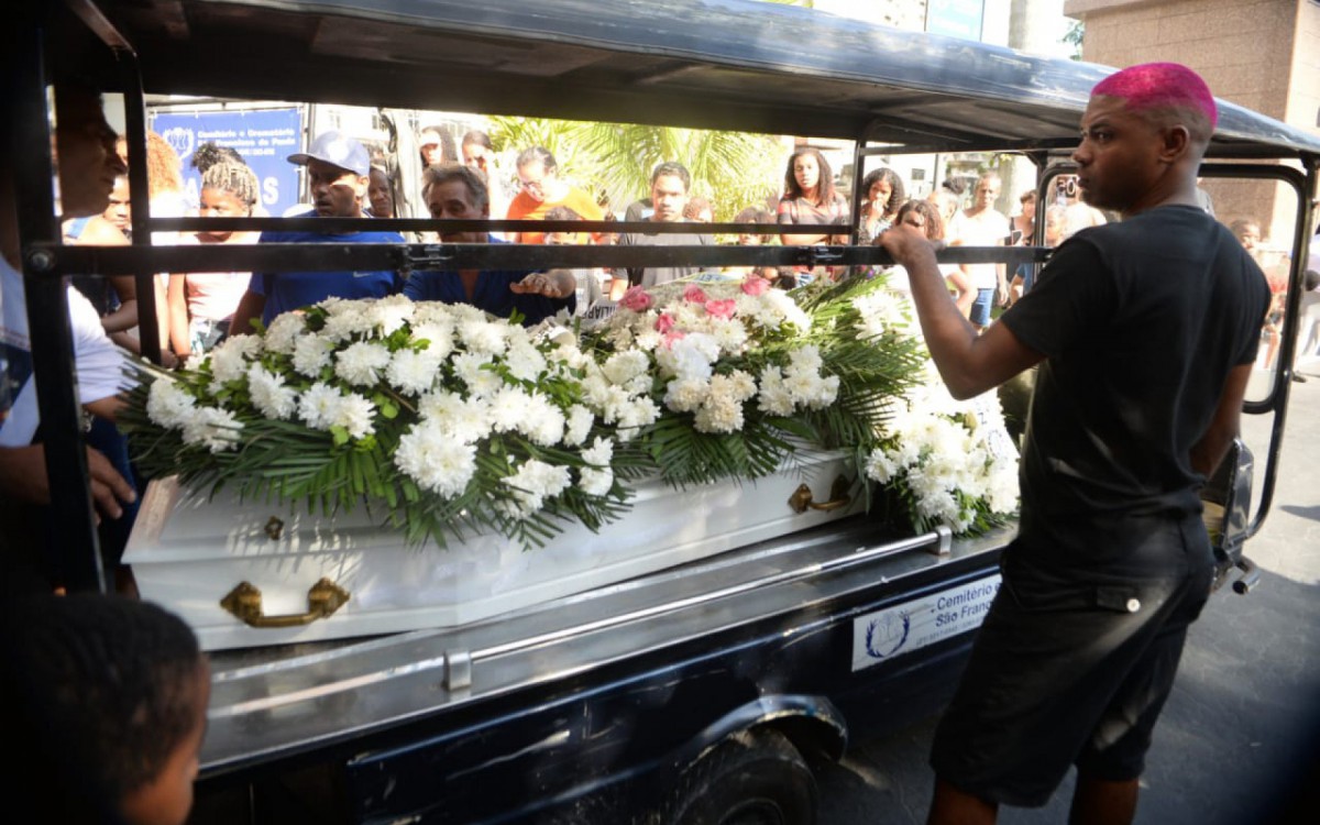 Raquel Antunes da Silva, de 11 anos, foi enterrada neste sábado no no Cemitério de São Francisco de Paula, no Catumbi, na Zona Portuária do Rio