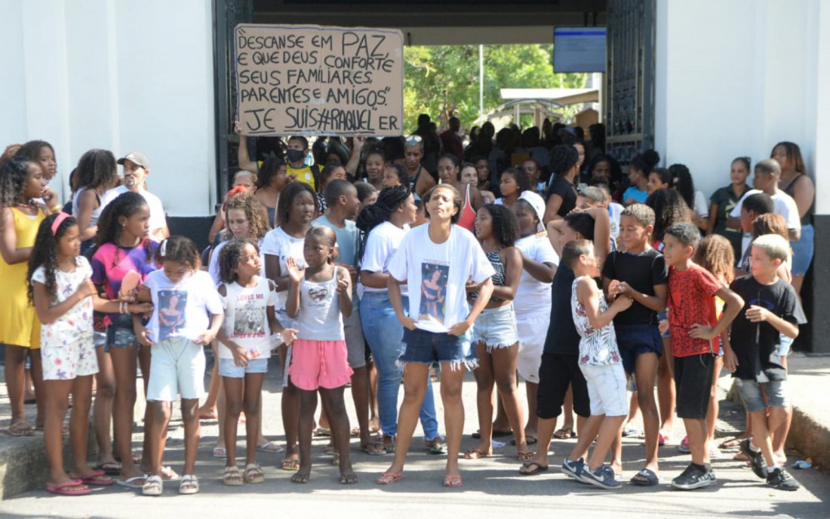 Parentes e amigos de Raquel Antunes da Silva, de 11 anos, que foi enterrada neste sábado no no Cemitério de São Francisco de Paula, no Catumbi, fizeram protesto pedindo por justiça