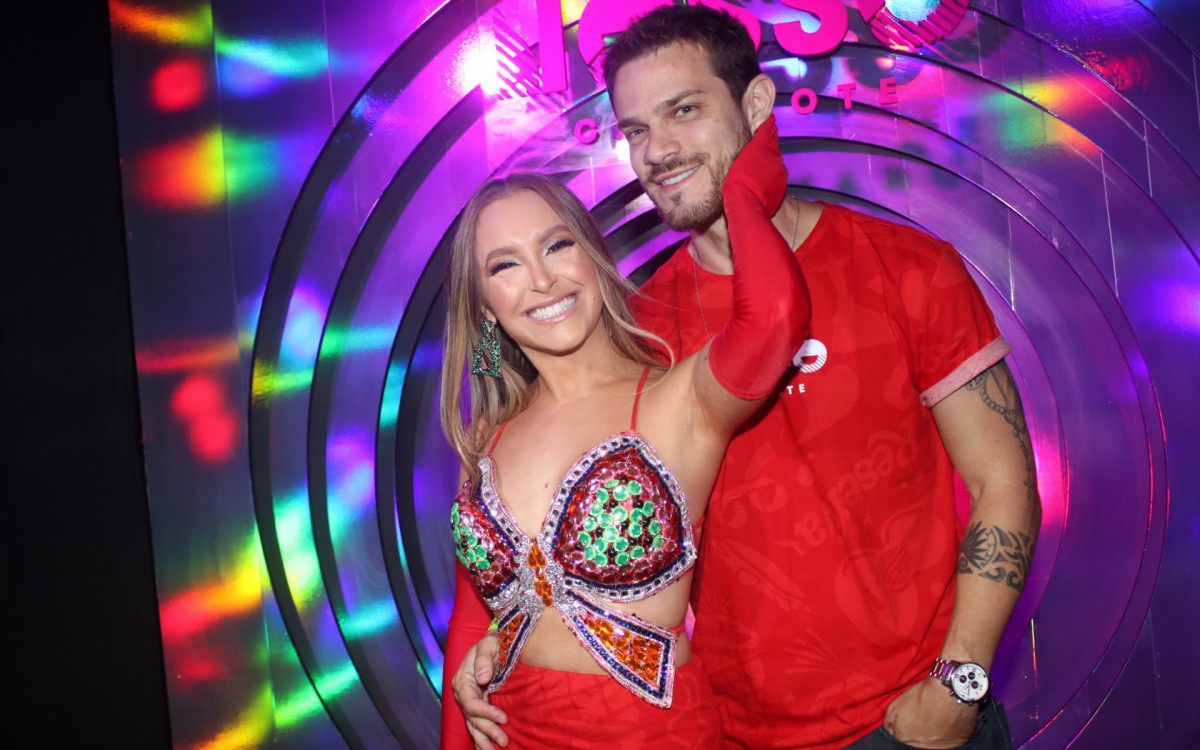 Carla Diaz curte desfile das escolas de samba com namorado, Felipe Becari, em camarote na Sapuca&iacute;