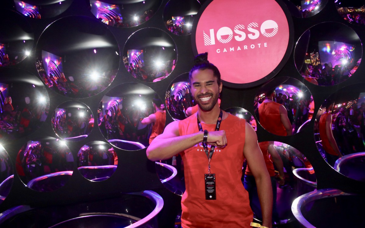 Ex-BBB Luciano em camarote na Marqu&ecirc;s de Sapuca&iacute;