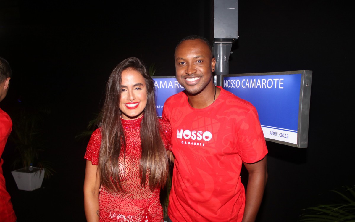 Carol Peixinho e Thiaguinho curtem desfile das escolas de samba em camarote na Sapuca&iacute;