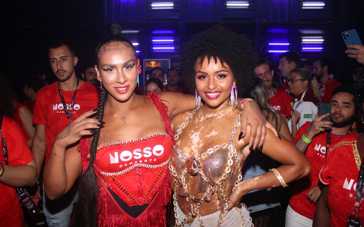 Ex-BBBs Linn da Quebrada e Nat&aacute;lia Deodato se reencontram em camarote na Sapuca&iacute;