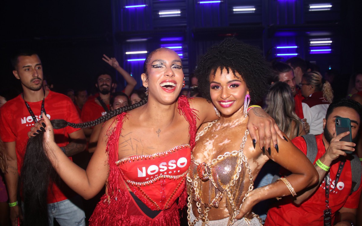 Ex-BBBs Linn da Quebrada e Nat&aacute;lia Deodato se reencontram em camarote na Sapuca&iacute;