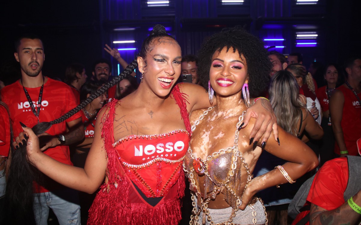 Ex-BBBs Linn da Quebrada e Nat&aacute;lia Deodato se reencontram em camarote na Sapuca&iacute;