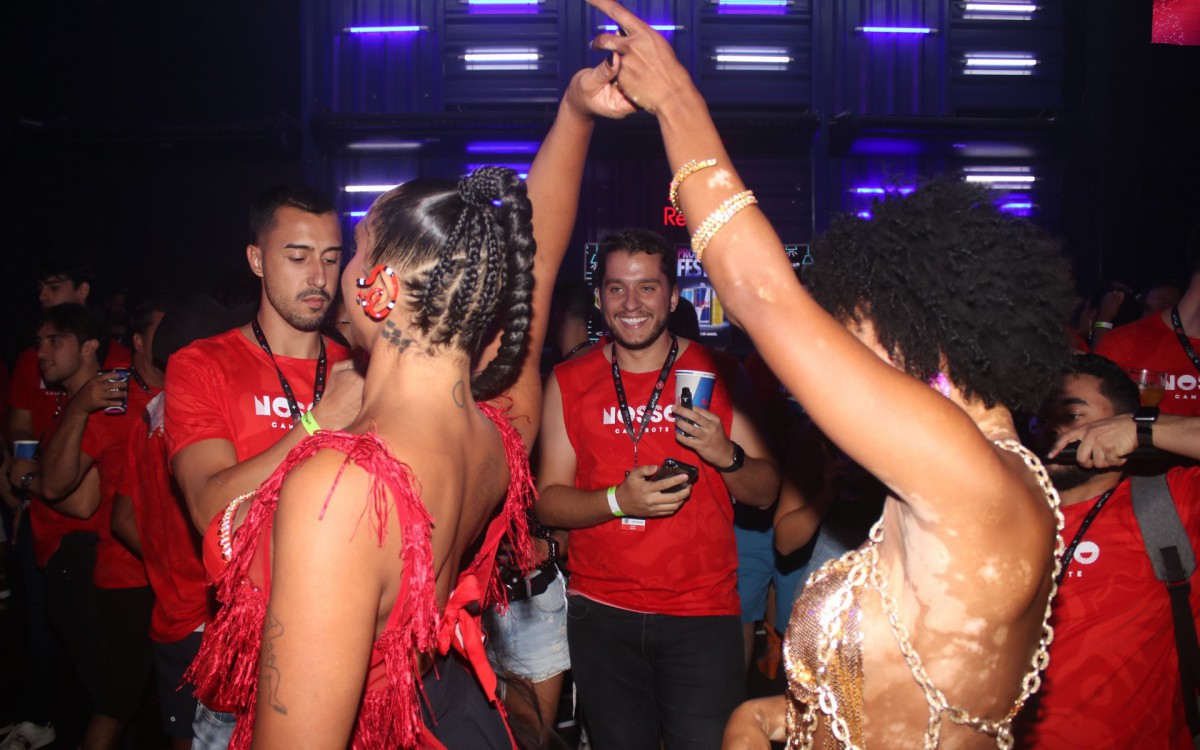 Ex-BBBs Linn da Quebrada e Nat&aacute;lia Deodato se reencontram em camarote na Sapuca&iacute;