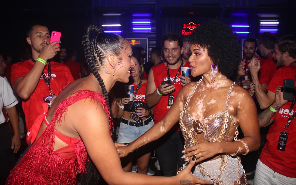 Ex-BBBs Linn da Quebrada e Nat&aacute;lia Deodato se reencontram em camarote na Sapuca&iacute;