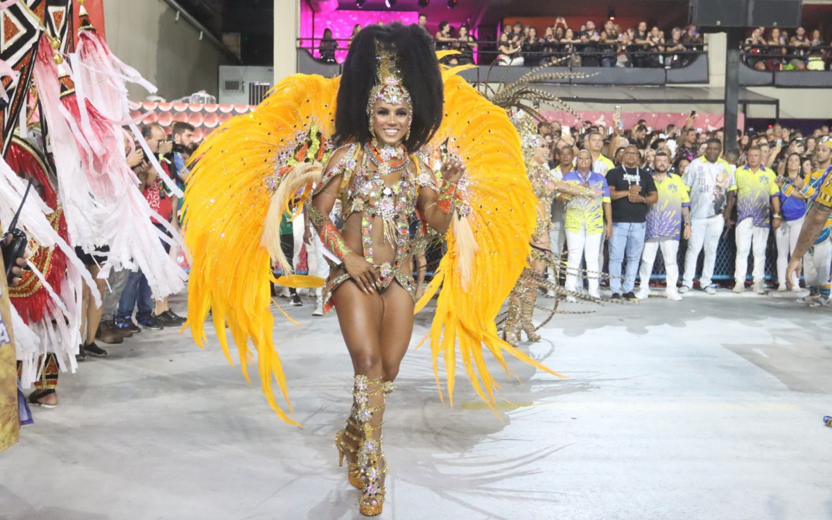 Fantasia de Mayara Lima rasgou na regi&atilde;o da genit&aacute;lia durante o desfile da Para&iacute;so do Tuiuti - Ag. News