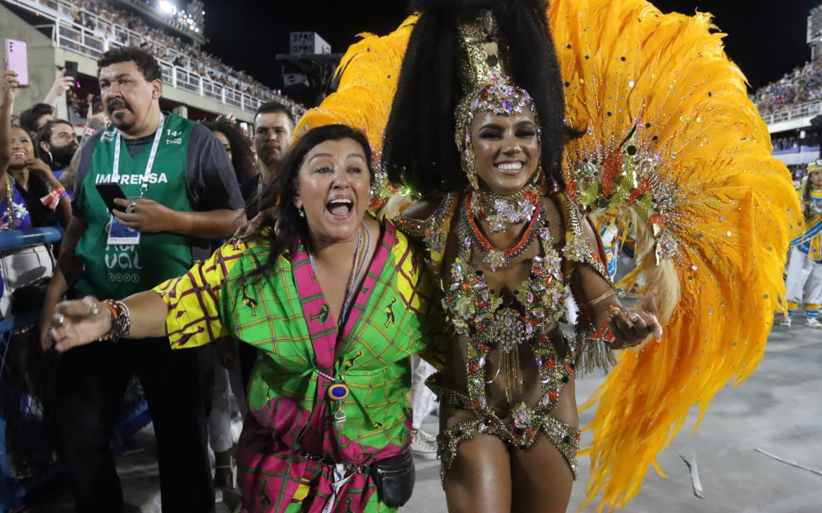 Mayara Lima, rainha de bateria da Para&iacute;so do Tuiuti, tem problema com a fantasia e precisa sambar com a m&atilde;o na genit&aacute;lia para n&atilde;o mostrar demais
