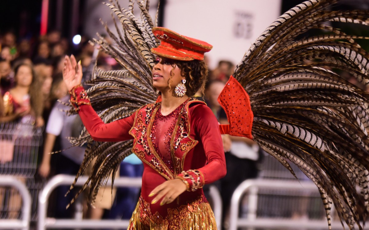 Ex-BBB Lumena Aleluia desfila como musa da Tom Maior em S&atilde;o Paulo