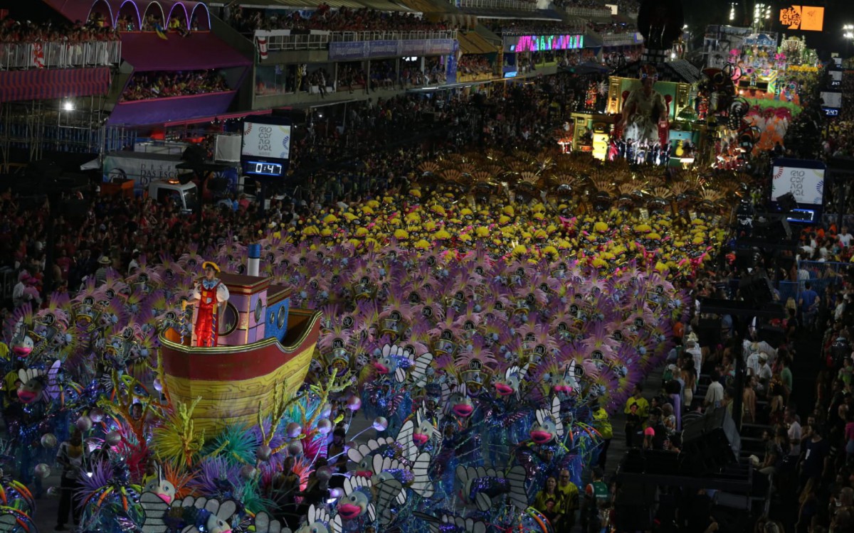 S&atilde;o Clemente foi a quarta escola a passar na Sapuca&iacute; neste primeiro dia de desfiles - Cleber Mendes / Ag&ecirc;ncia O Dia