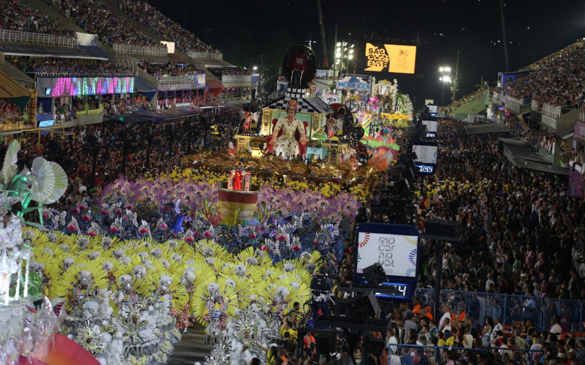 S&atilde;o Clemente foi a quarta escola a passar na Sapuca&iacute; neste primeiro dia de desfiles