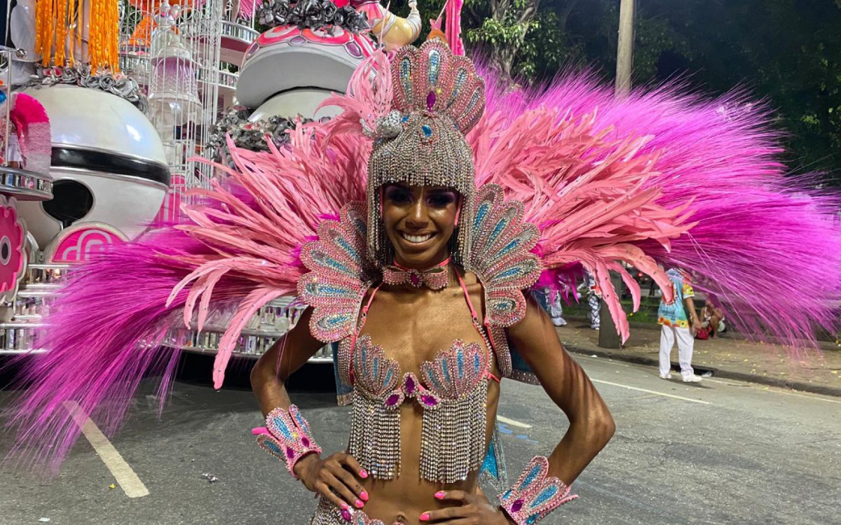 Bellinha Delfim viralizou nas redes sociais ao aparecer sambando em um dos ensaios da Viradouro