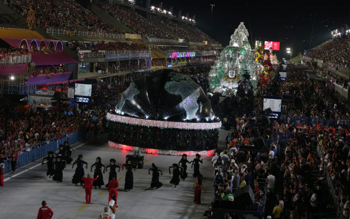 Viradouro foi a quinta escola a desfilar na Sapuca&iacute; neste primeiro dia do Especial